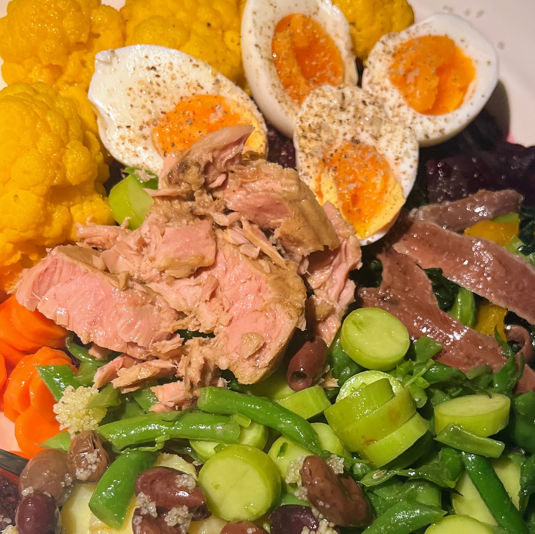 Insalata di verdure con tonno, uova e olive