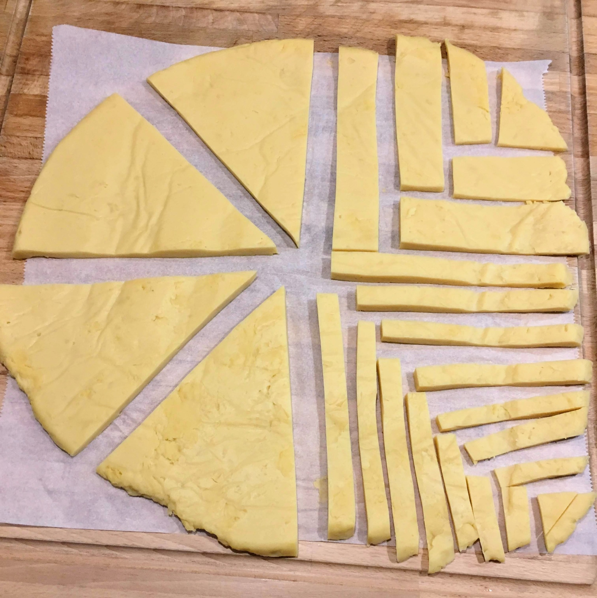 Panissa ligure tagliata a triangoli e bastoncini