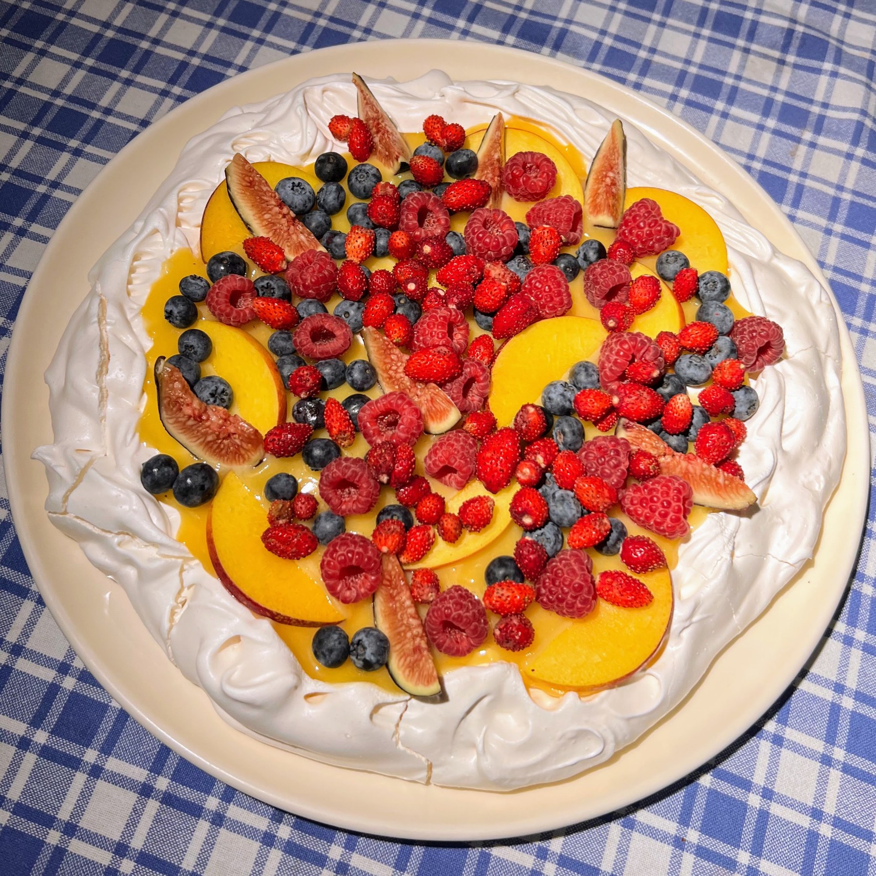 Meringa con lemon curd e frutta fresca