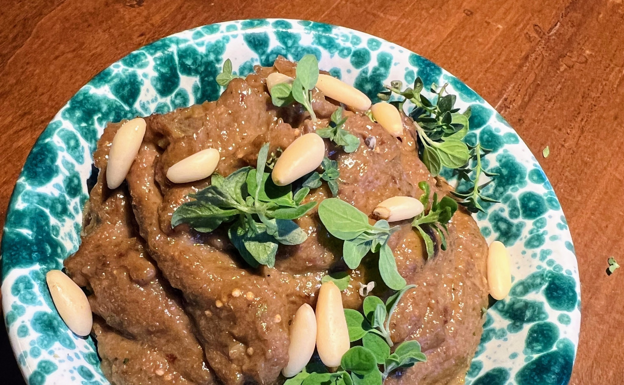 Tapenade servita con pinoli ed erbe aromatiche